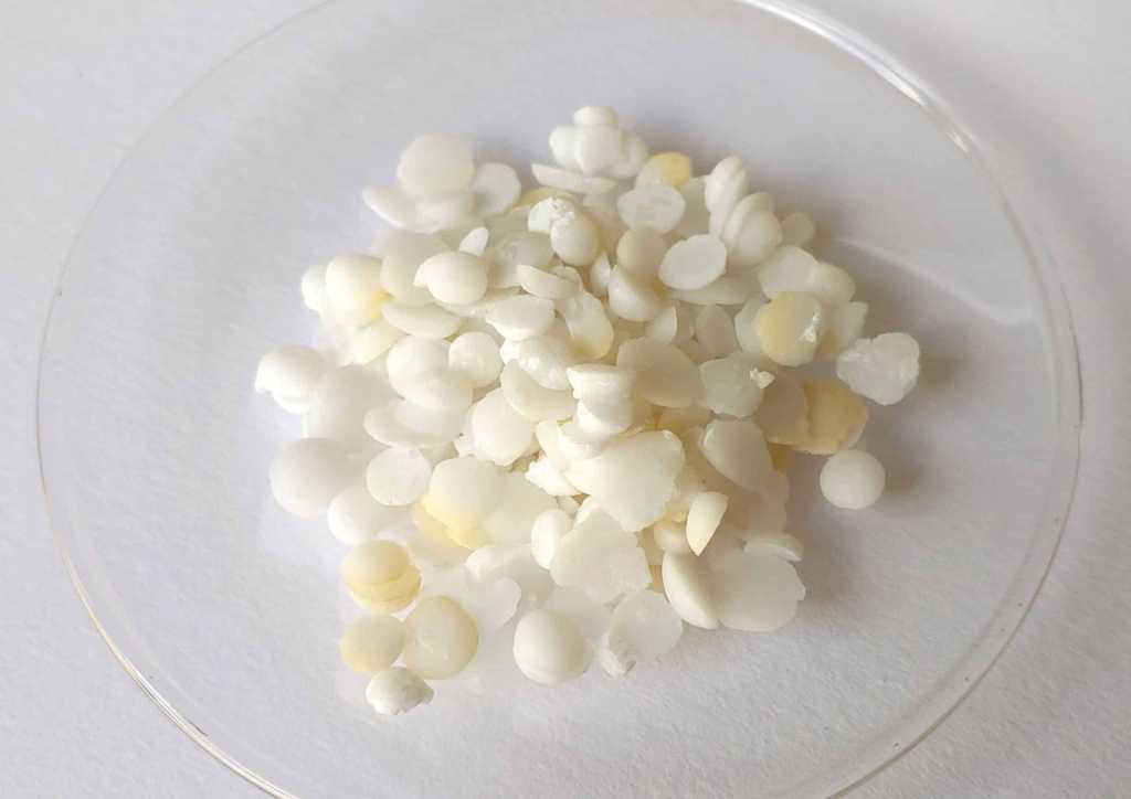 Ein weißer Teller mit Marshmallows auf einem Tisch.