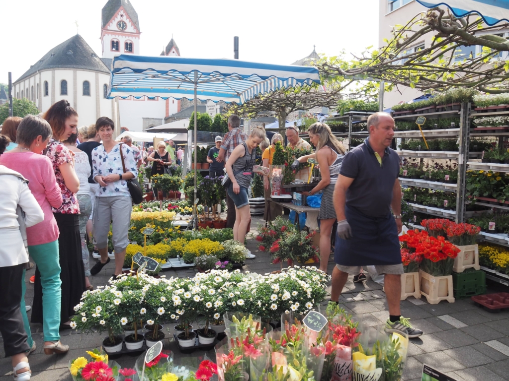 Eine Gruppe von Menschen steht um einen Blumenstrauß herum.