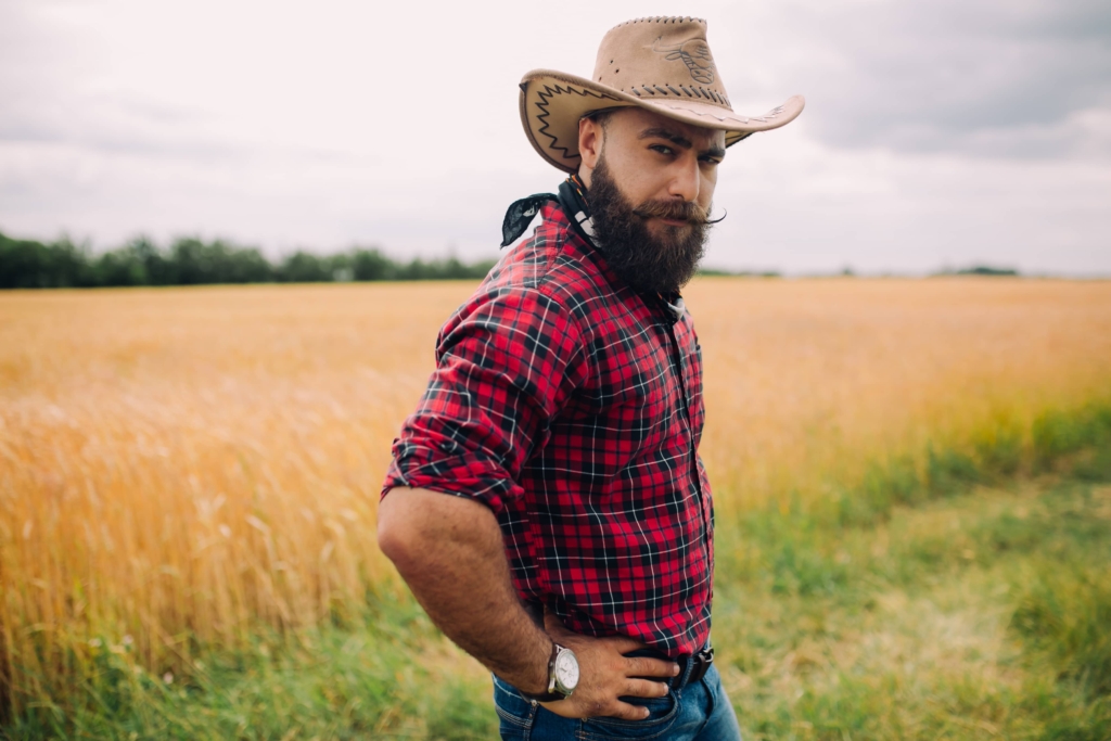 ein Mann mit Bart und Cowboyhut.