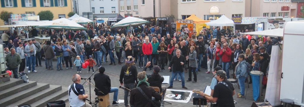 eine große Gruppe von Menschen, die in einem Hof herumstehen.