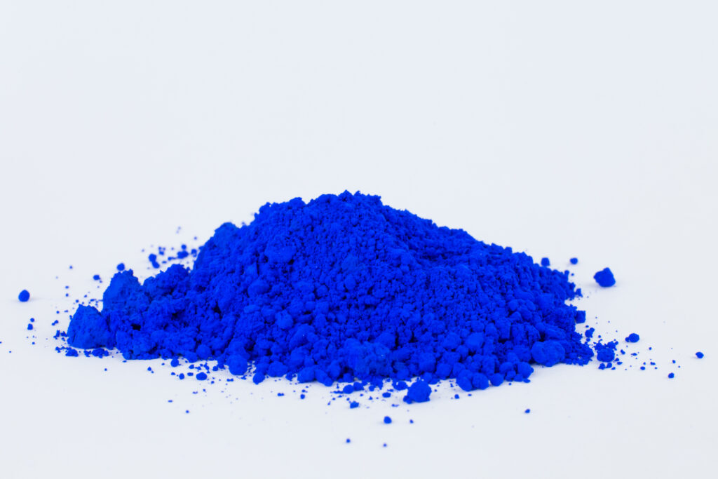 Ein Haufen blaues Pulver auf weißem Hintergrund.