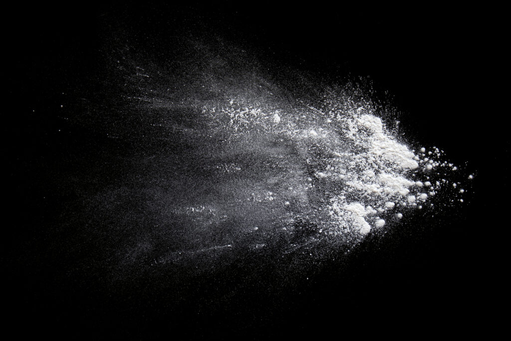 Ein Titandioxid-Pulver auf schwarzem Hintergrund.