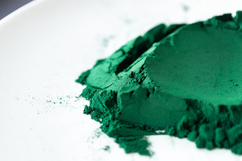 Pearl dark green auf einem weißen Teller.