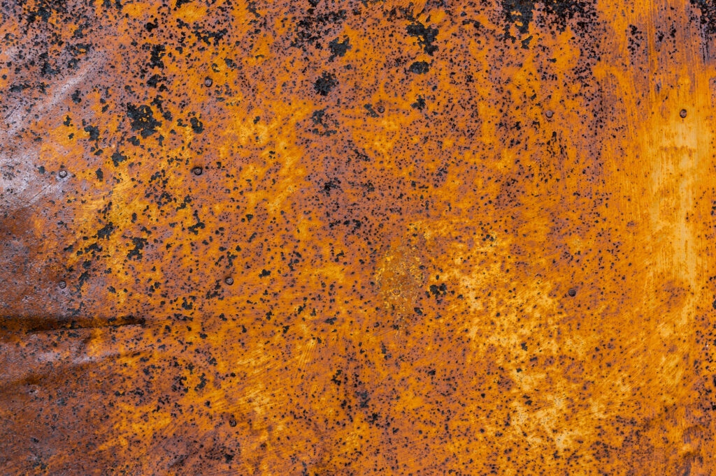 Eine Nahaufnahme einer rostigen Metalloberfläche.