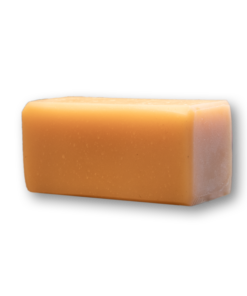 Ein Block orangefarbener Seife auf schwarzem Hintergrund.
