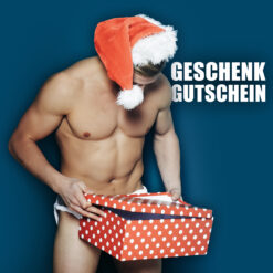Ein Mann ohne Hemd, mit Weihnachtsmannmütze und Unterwäsche öffnet eine rote gepunktete Schachtel mit der Aufschrift "Geschenkgutschein" vor einem blauen Hintergrund.