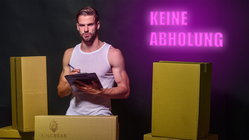 Ein Mann in einem weißen Tank-Top schreibt auf einem Klemmbrett zwischen Pappkartons; auf einem Neonschild in deutscher Sprache steht "KEINE ABHOLUNG".
