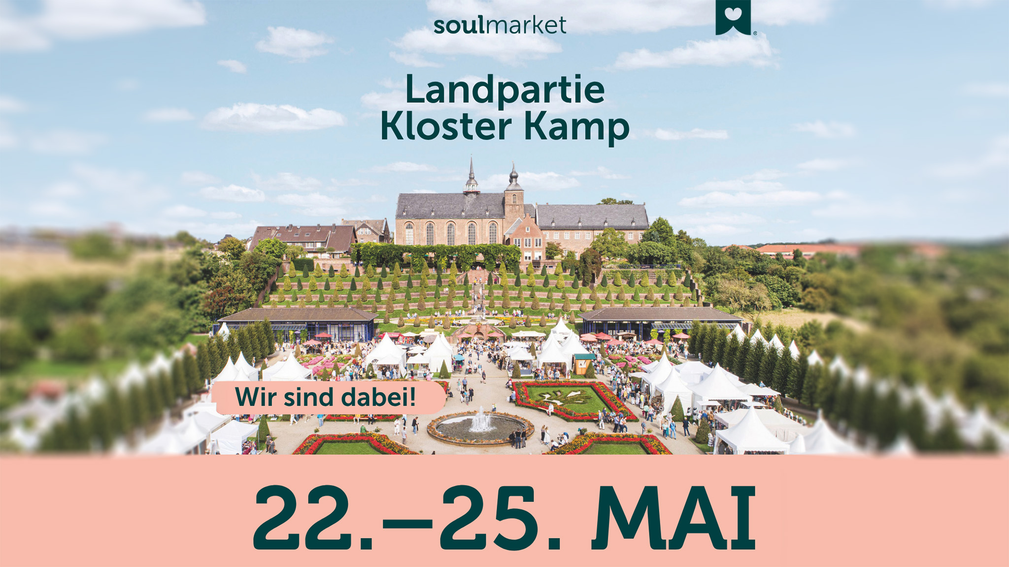 Vor dem Kloster Kamp ist ein Fest mit weißen Zelten und Besuchern aufgebaut, das vom 22. bis 25. Mai mit Texten für die Veranstaltung wirbt.