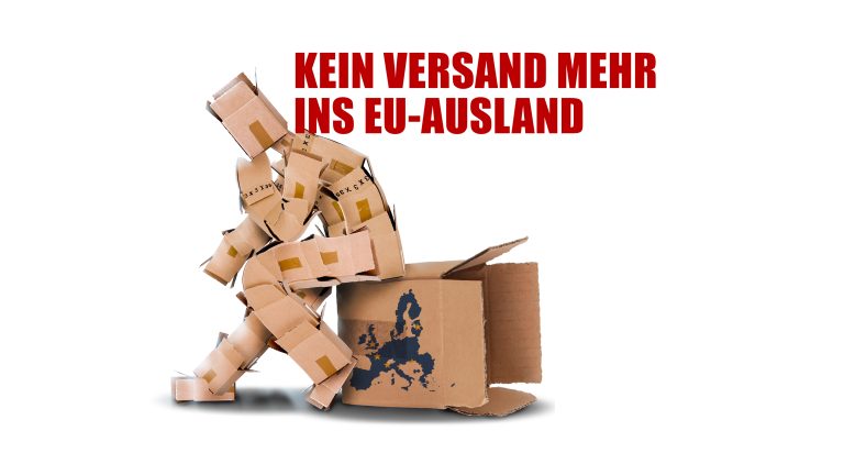 Eine Figur aus Pappkartons, die einen großen, offenen Karton mit einer dunkelblauen EU-Karte schiebt; darüber steht auf Deutsch: „Kein Versand mehr ins EU-Ausland.“.